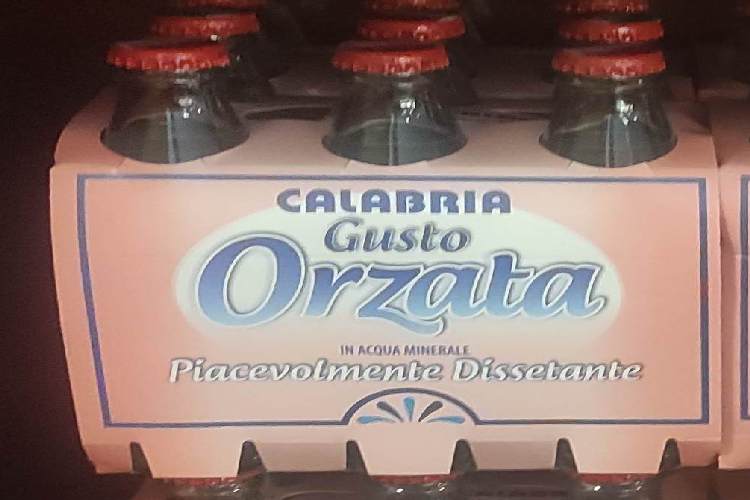Orzata “vintage” non solo nel suo aspetto ma anche nell’autenticità del suo sapore. Lasciati conquistaredal sapore unico dell’Orzata in Acqua Calabria direttamente dalla fonte del Monte "Covello". – BIBITA GASSATA –