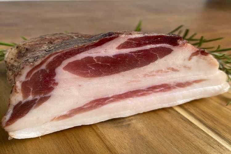 II guanciale è un salume preparato con un taglio di carne suina ricavato dalla gola del maiale, percorso da venature magre di muscolo con una componente di grasso pregiato
