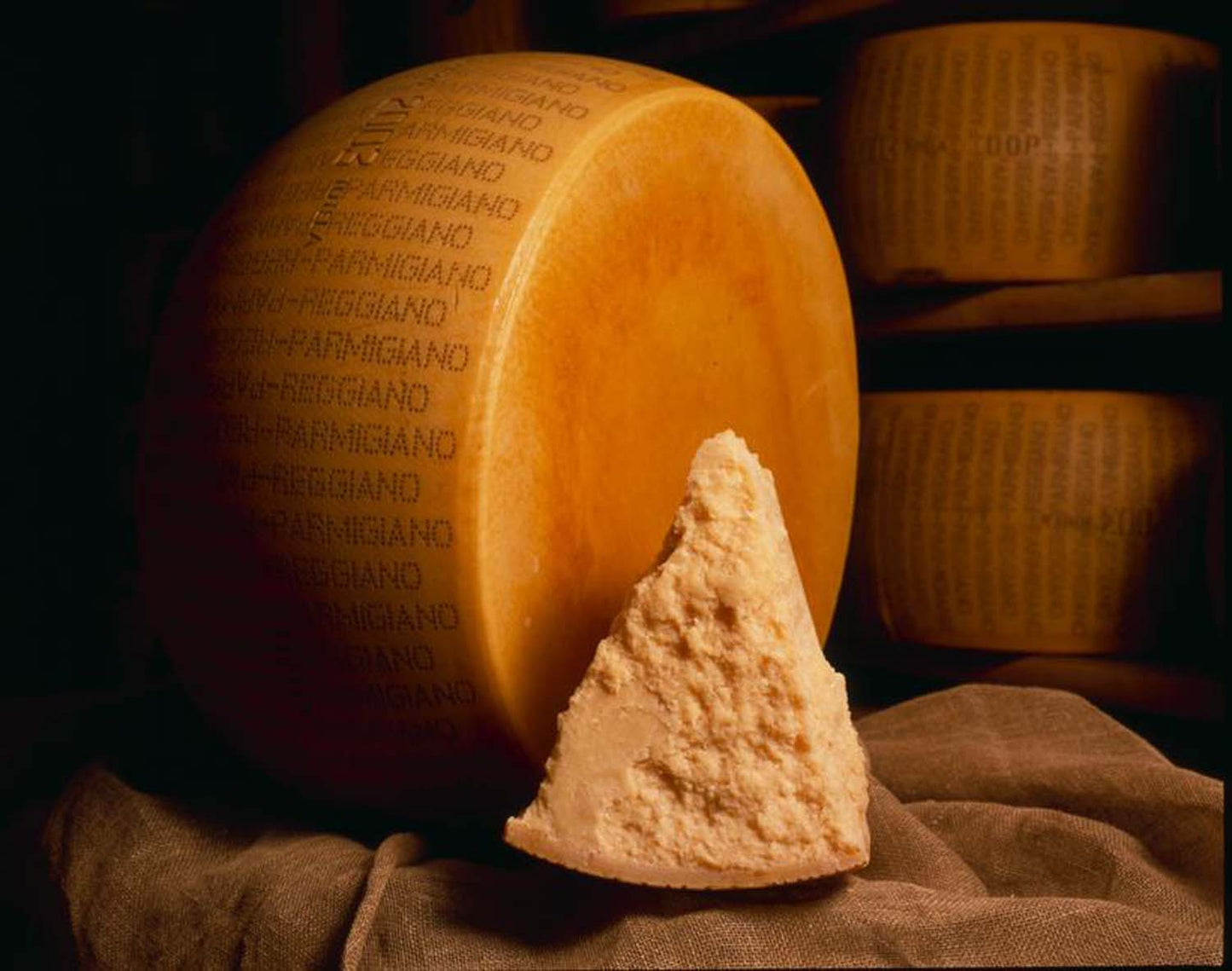 Parmigiano Reggiano stagionato 24 mesi a 16,9 euro al kg.