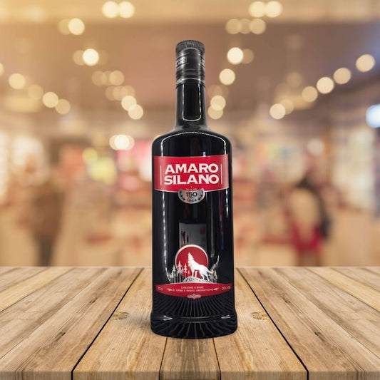 Dalla sapiente lavorazione del secolare infuso Amaro Silano, nasce Rosso Silano: il pre-mix ready to drink in 10cl,&nbsp;nato dalla miscelazione di erbe, radici amaricanti e arancia, unite all'aroma intenso di bitter e seltz, per un gusto frizzante e vivace dal colore rubino. La gradazione alcolica di soli 10% vol.