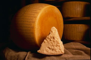 Parmigiano Reggiano stagionato 24 mesi a 16,9 euro al kg.